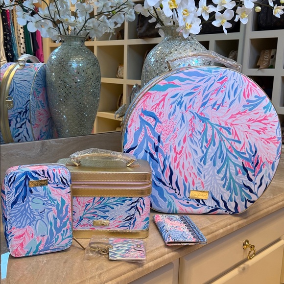 Lilly Pulitzer Handbags - NWT Lilly Pulitzer Carry-On Luggage Set, Kaleidoscope 5 Piece Set, So Beautiful